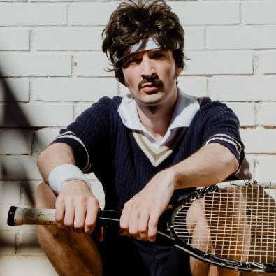 Un adulte jouant au tennis