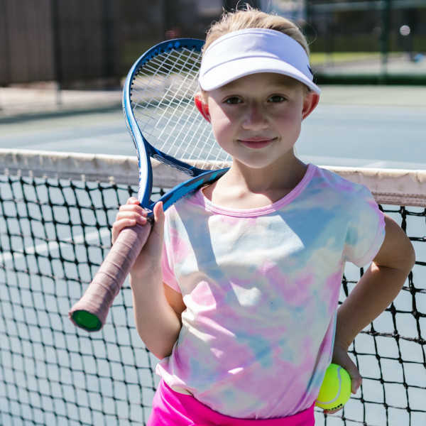 Un enfant jouant au tennis